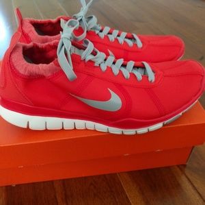 Nike training free twist sneakers